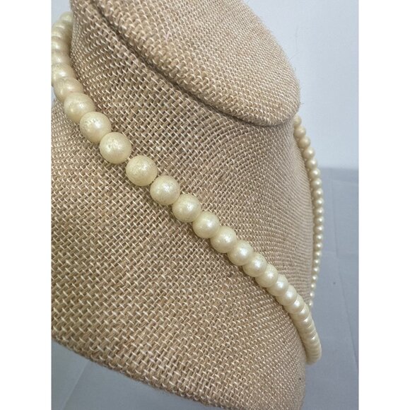 Vintage Classic Cream Single Strand Pearl Necklace With Barrel Clasp - Picture 2 of 4